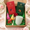 Otwarty zestaw Słodki Gest z kubkiem, pralinami Divine, herbatkami English Tea Shop, miodem i nabierakiem.