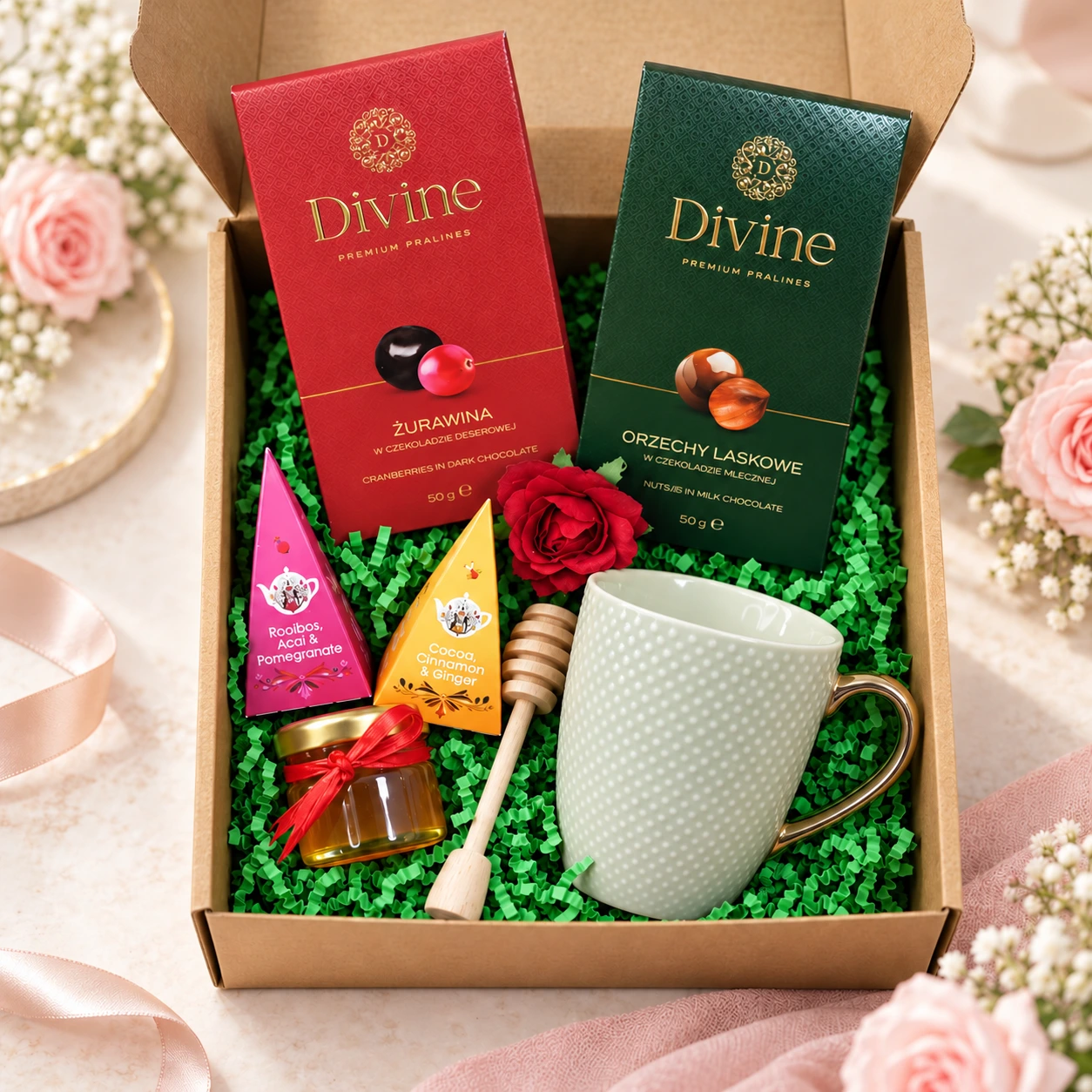 Otwarty zestaw Słodki Gest z kubkiem, dwoma opakowaniami Divine, herbatkami English Tea Shop, miodem i drewnianym nabierakiem